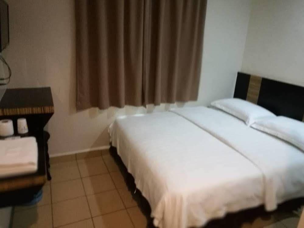 Hotel Traveller Kota Kinabalu Ngoại thất bức ảnh